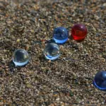 Hvilke materialer er vægttæpper normalt lavet af?